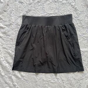 Quince Athleisure Womens Skort Size M Gray Performance Tech Athletic Zip Pockets